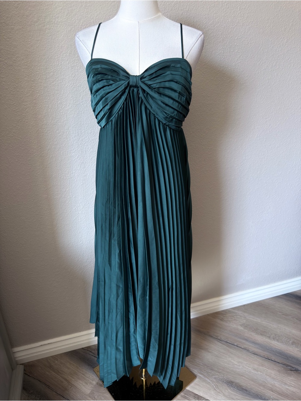 NWT Petal & Pup Vikki Emerald Green Pleated High-Low Slip Dress Size 8 - Picture 5 of 16